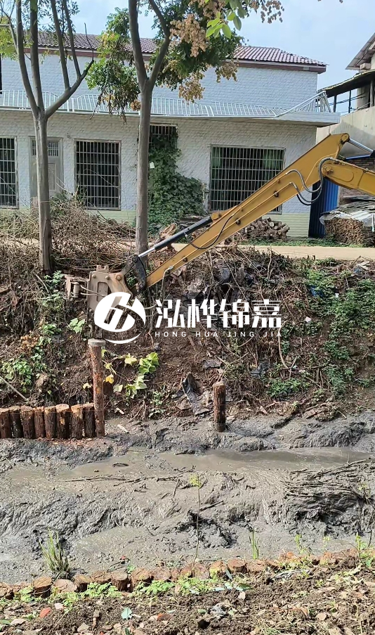 三明挖機(jī)打木樁專業(yè)施工-河道邊打木樁如何防止木樁傾斜？